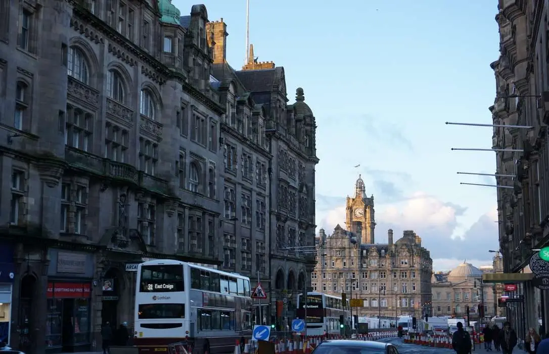 pullman da dietro in una strada di Edimburgo con macchine e palazzi