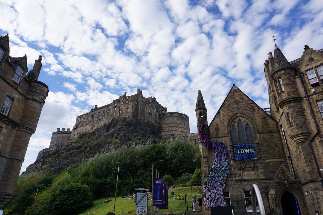 foto del castello con un palazzo 'cold town house' uno dei ristoranti a edimburgo