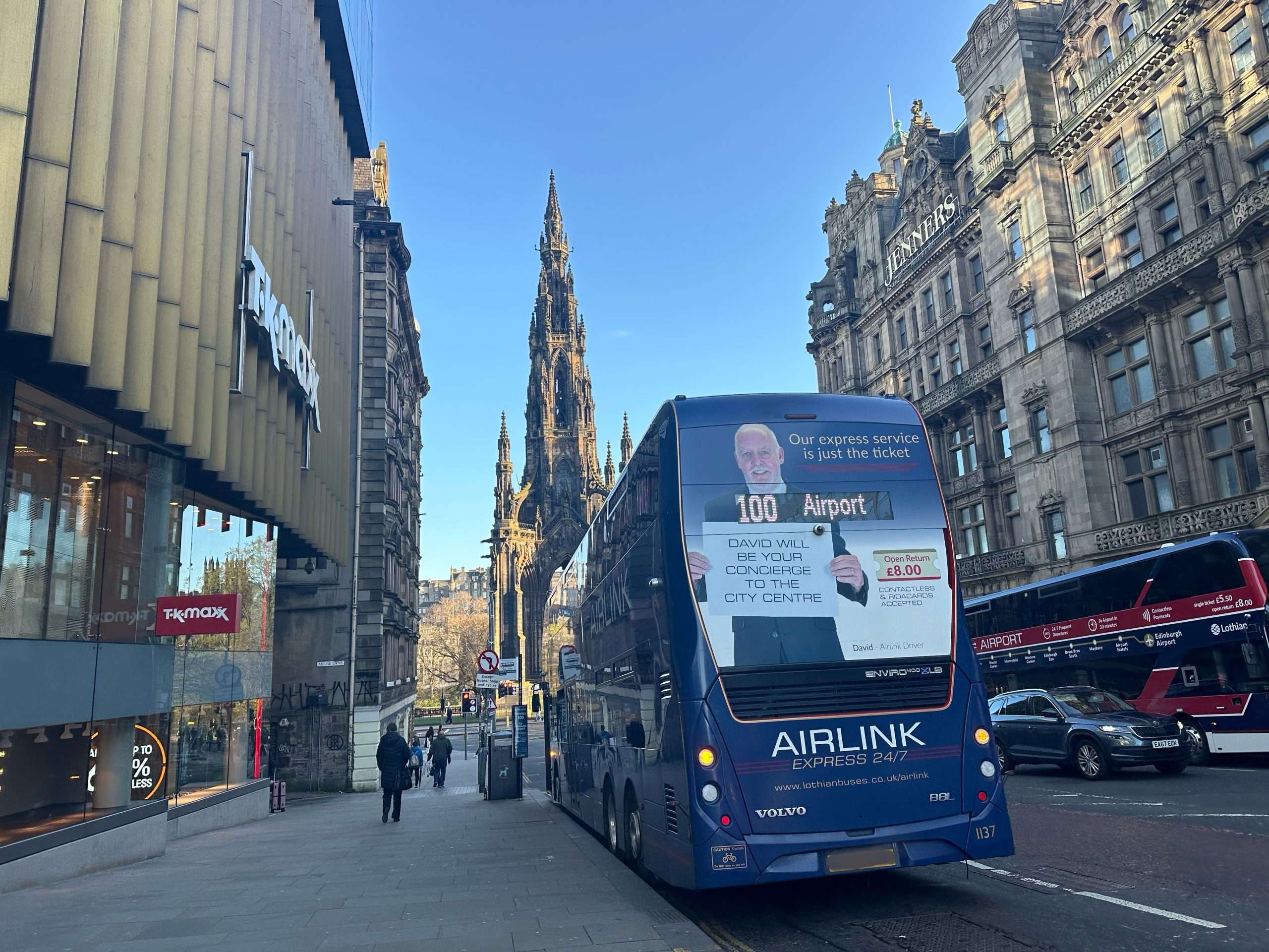 Strada con retro di autobus che porta dall'aeroporto di Edimburgo al centro