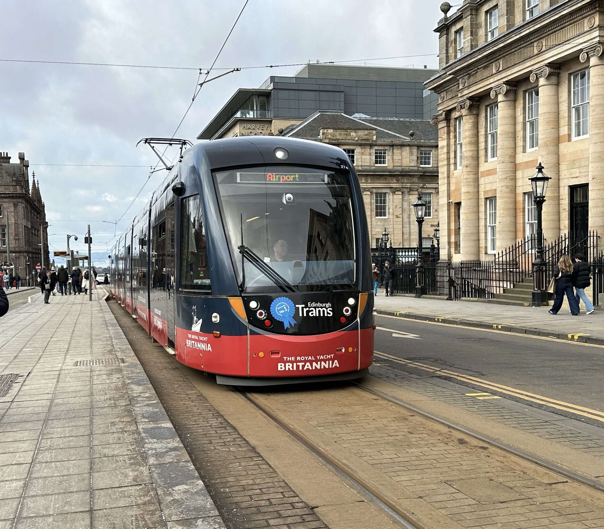 Strada con tram su rotaie che porta da aeroporto edimburgo al centro