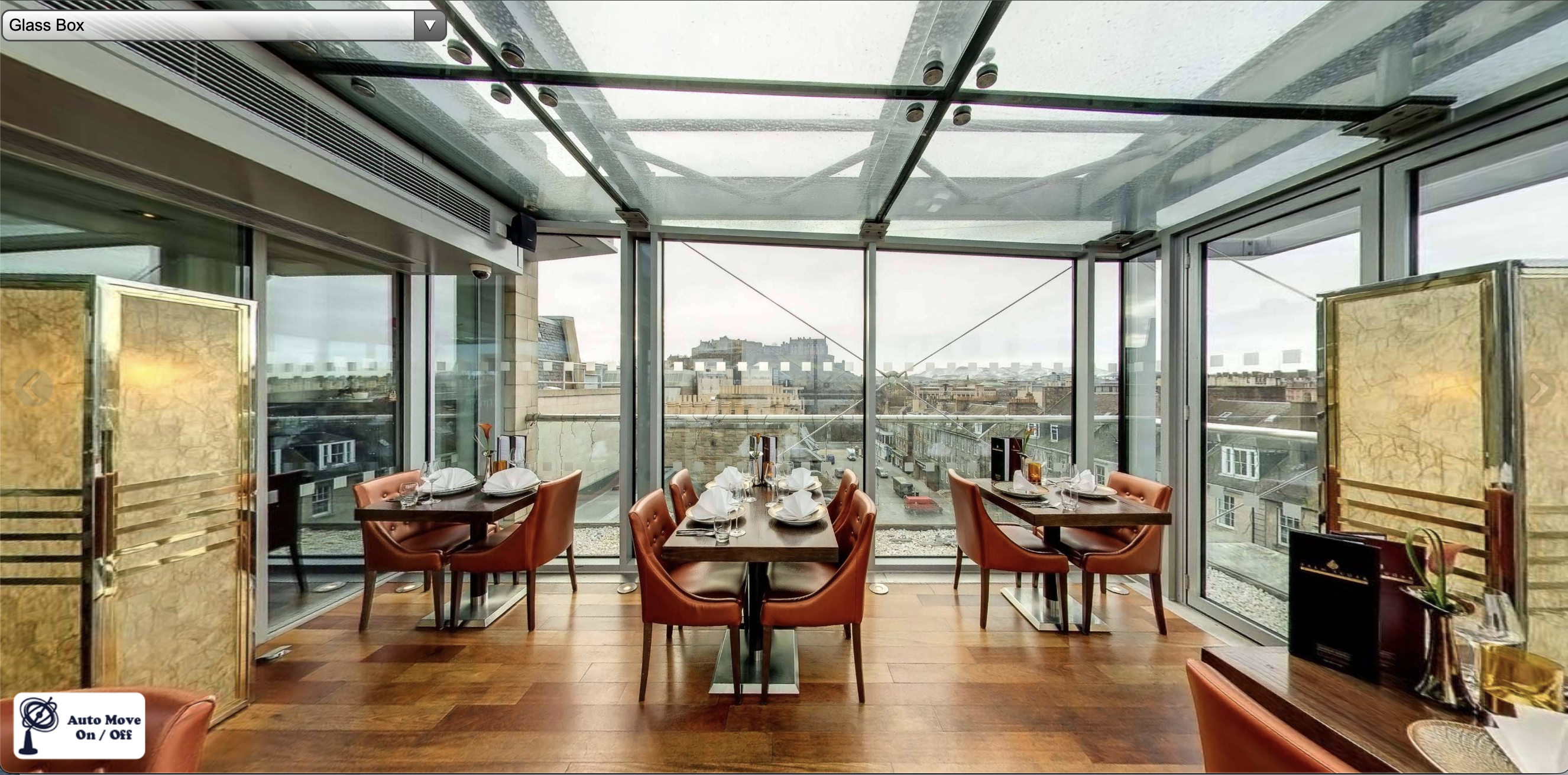 interno di uno dei ristoranti a Edimburgo con vista città oltre alla vetrata e tavoli e sedie