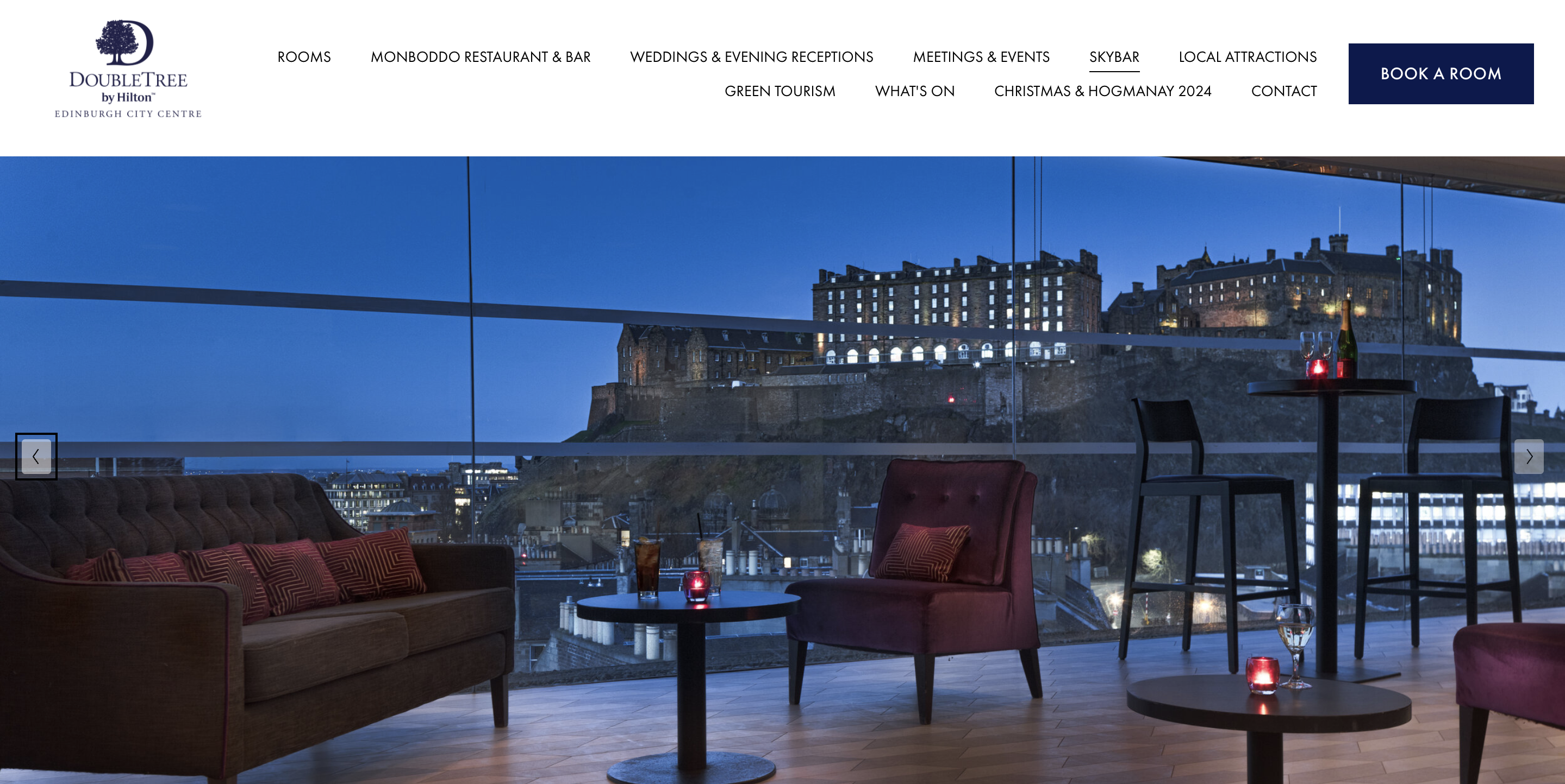 sito internet dello skybar con tavolo e sedia rossa e sullo sfondo una vetrata, uno dei ristoranti con vista castello a Edimburgo