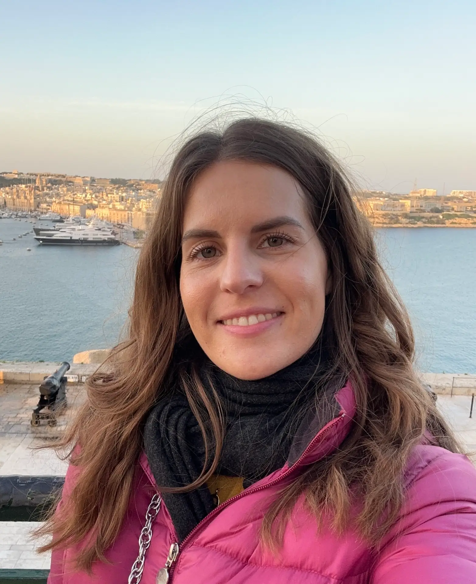 Foto di una donna con mare sullo sfondo