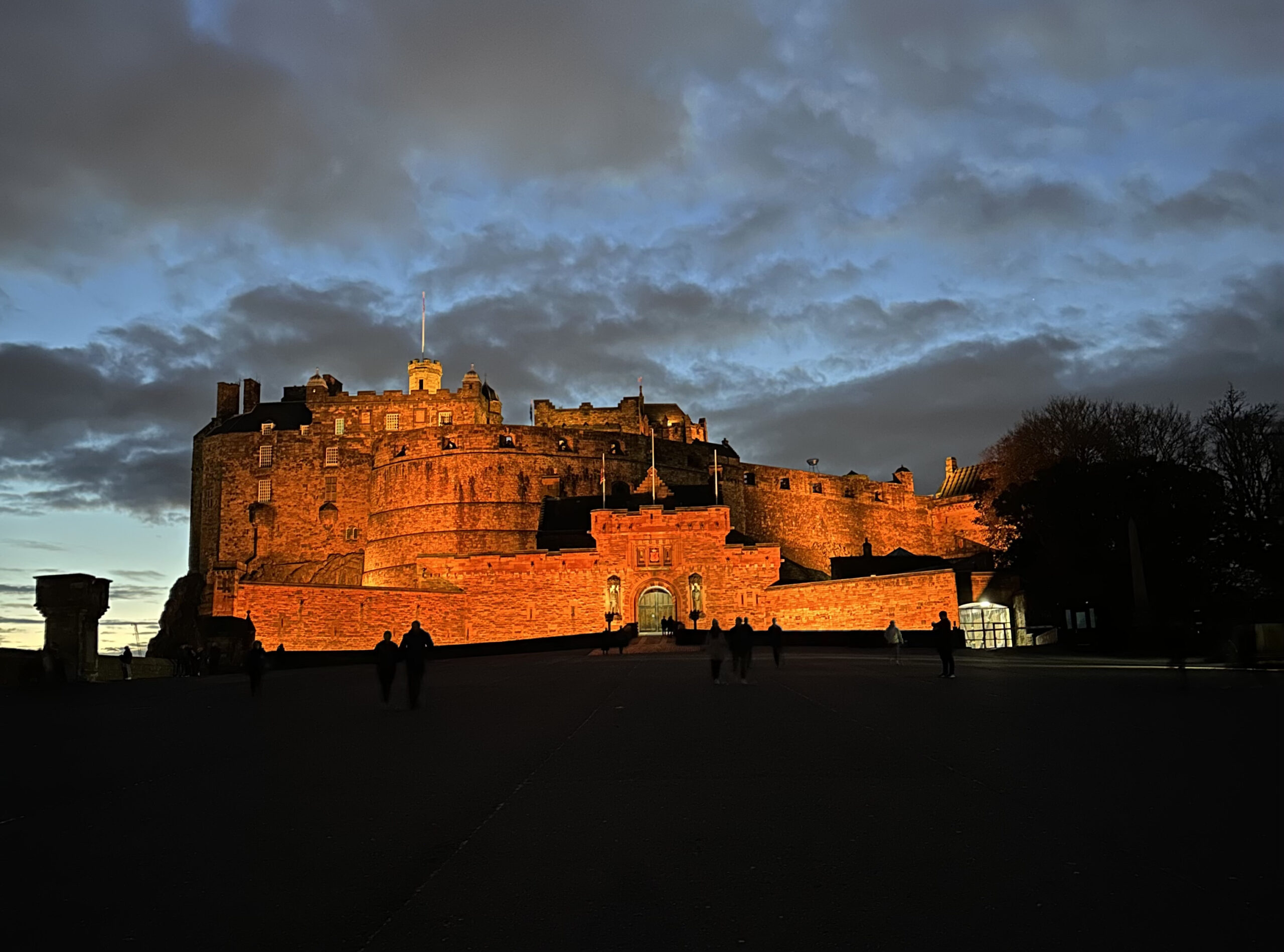 Foto castello illuminato di notte a Edimburgo la sera di Halloween