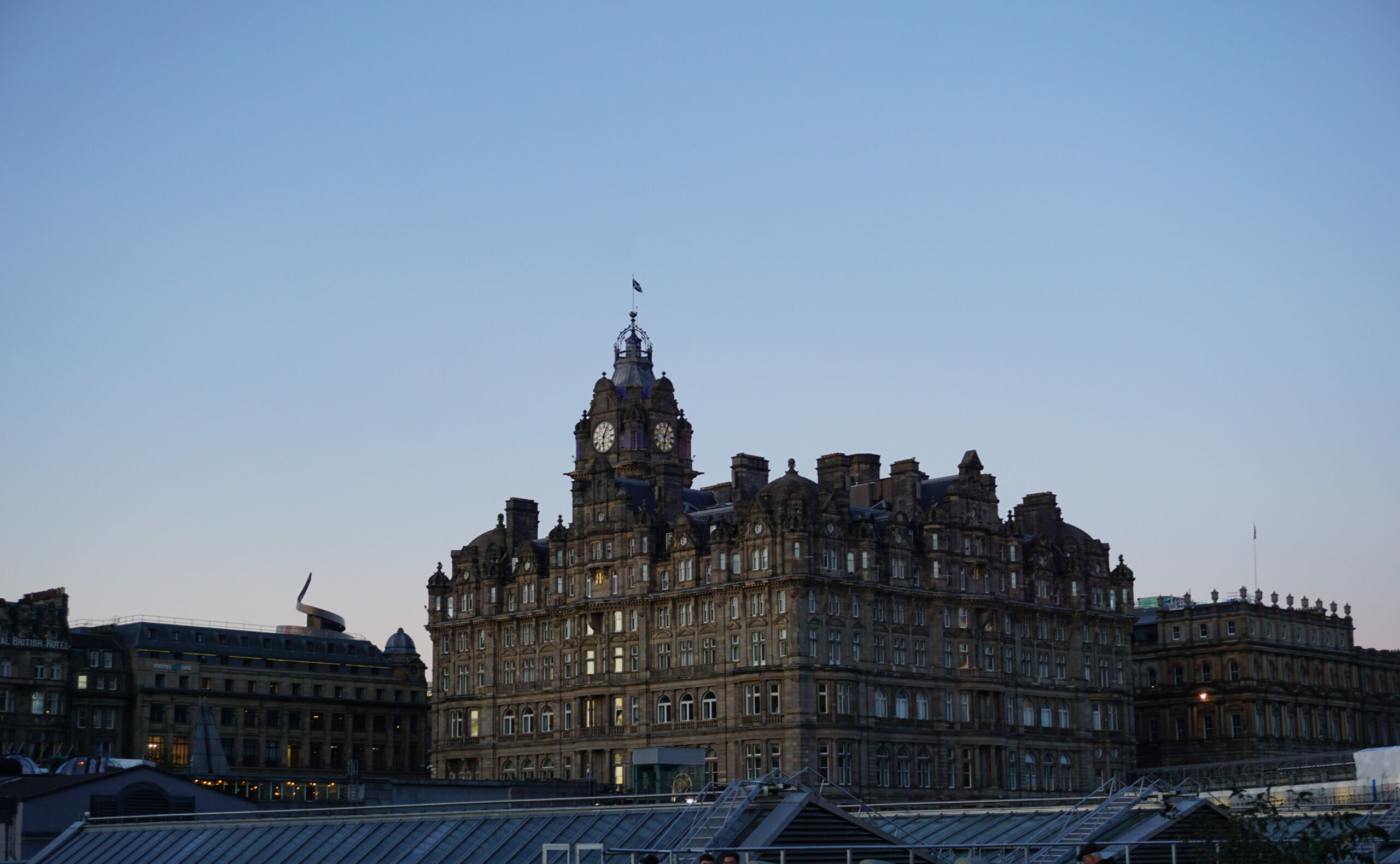immagine Balmoral hotel al tramonto per visti uk per italiani post