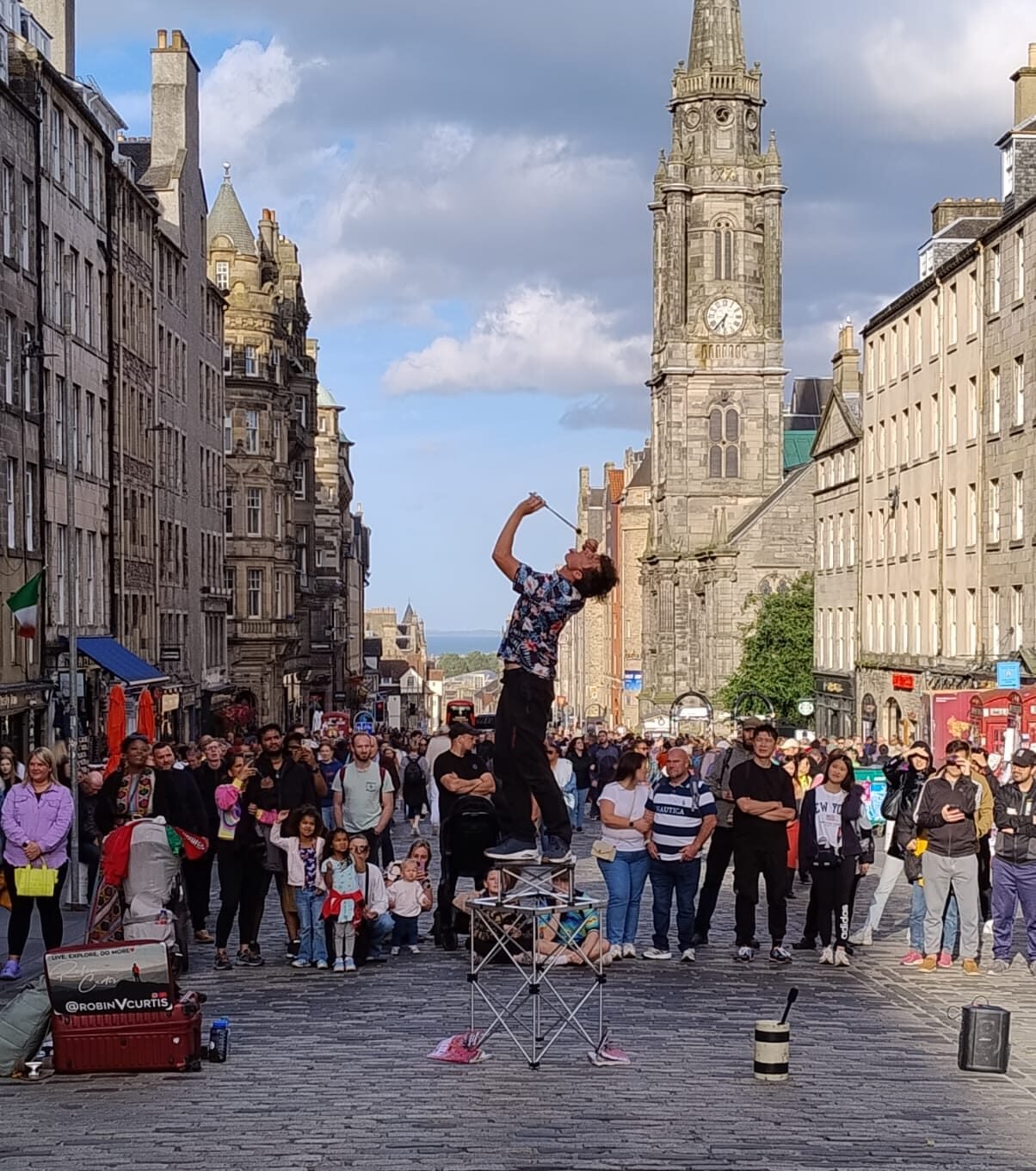 Un artista di strada si esibisce sul Royal Mile durante il Fringe Festival di Edimburgo, esempio di lavoro per il Creative Worker Visa 2026.