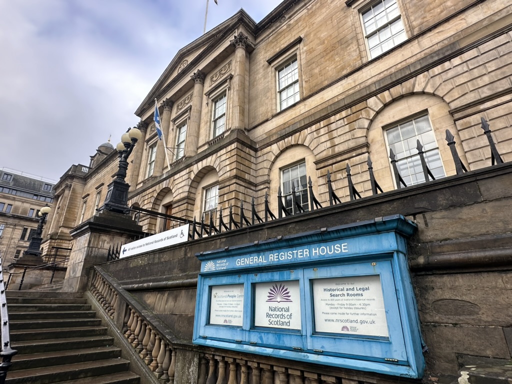 General Register House a Edimburgo con bandiera scozzese, sede storica dei registri.