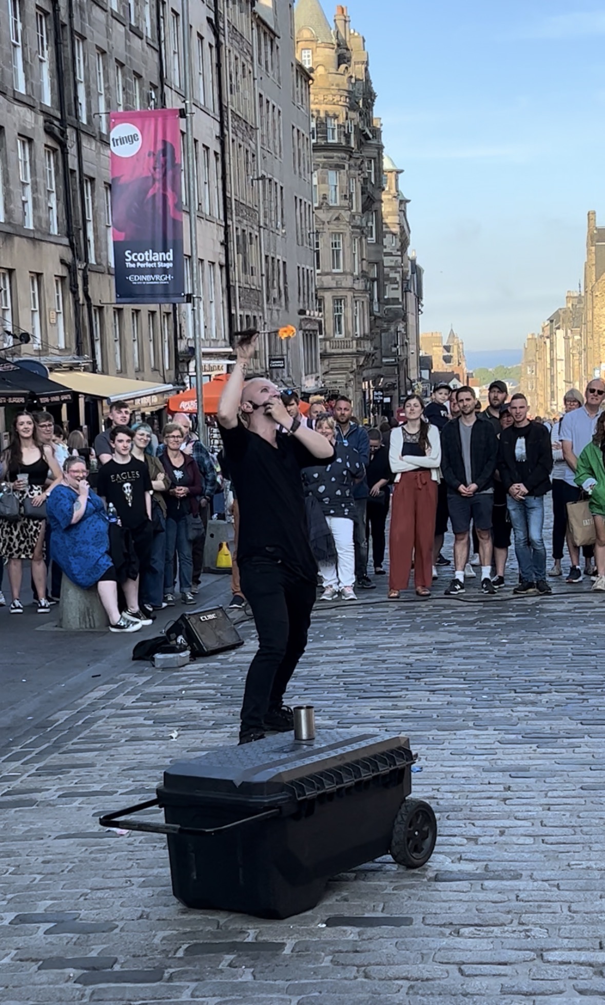 Un artista di strada si esibisce sul Royal Mile durante il Fringe Festival di Edimburgo, esempio di lavoro per il Creative Worker Visa 2026.