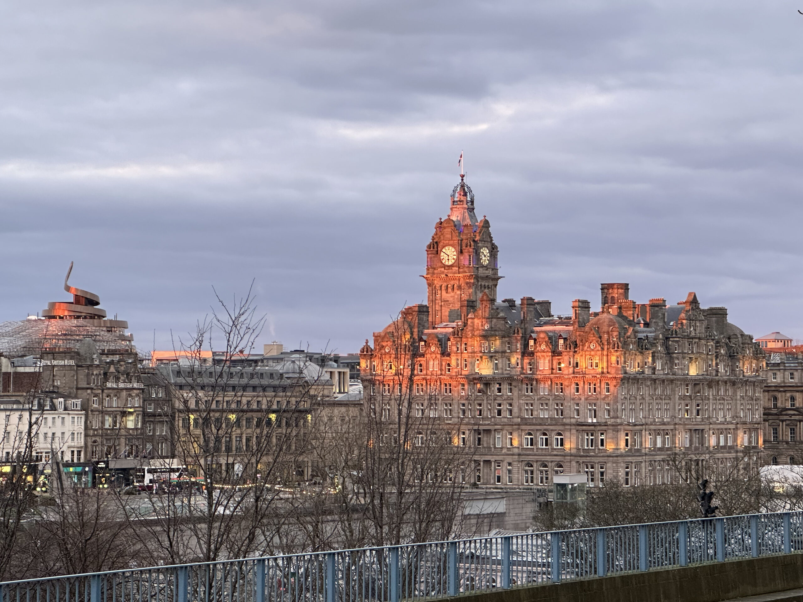Hotel Balmoral di Edimburgo al tramonto con l'orologio iconico, guida ai visti UK 2026 per italiani.