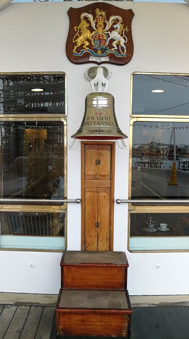 La campana ufficiale di bordo dell'H.M. Yacht Britannia del 1953 sormontata dallo stemma reale britannico sul ponte della nave a Edimburgo.