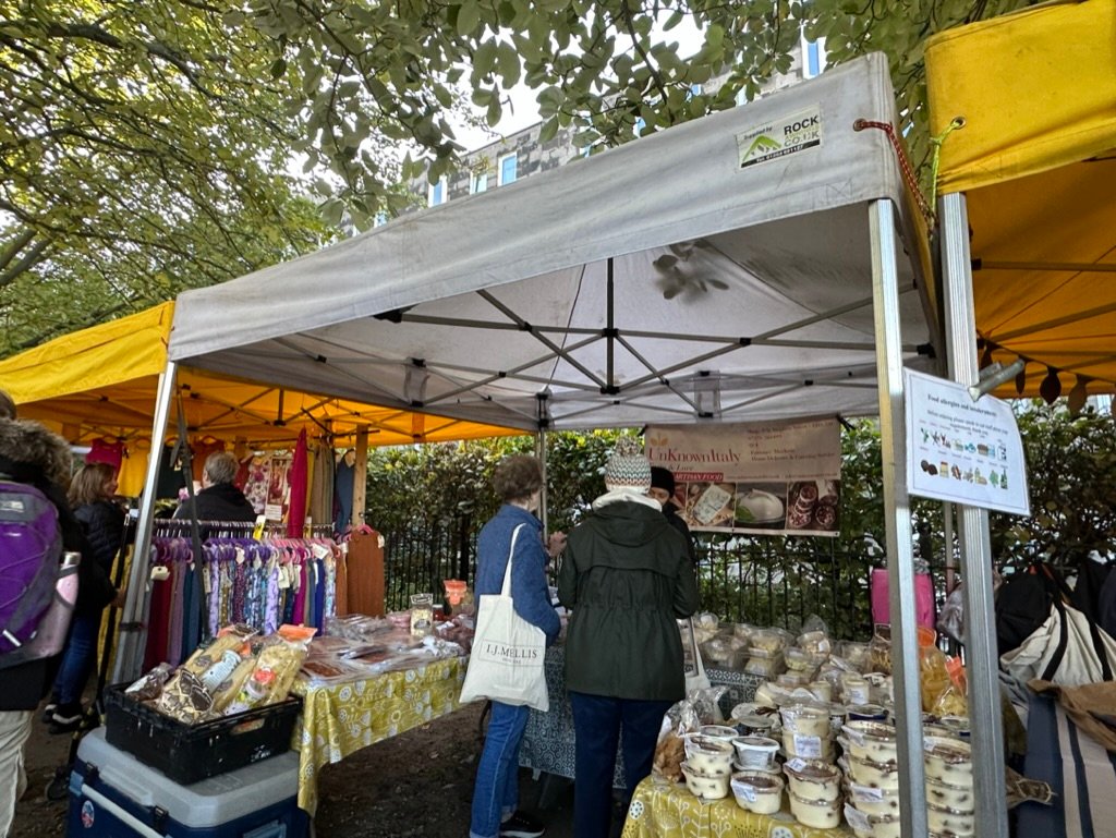 Bancarella cibo al mercato di Edimburgo a stockbridge