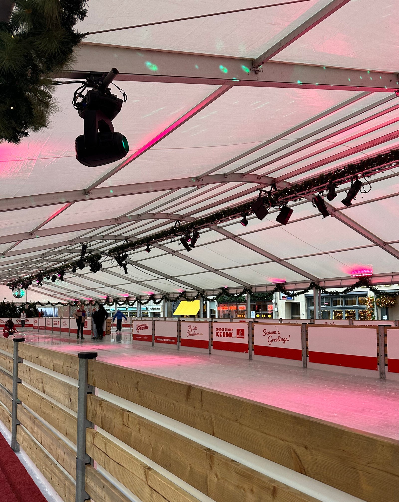 Pista di pattinaggio al coperto ai mercatini di Natale di Edimburgo