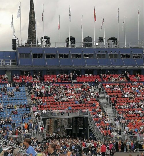 Tribune nel piazzale del castello affolate di gente