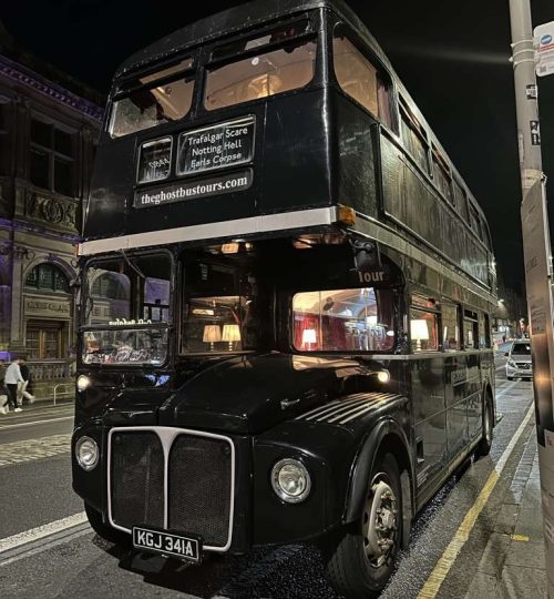 Pullman storico 'The ghost bus tour' di notte