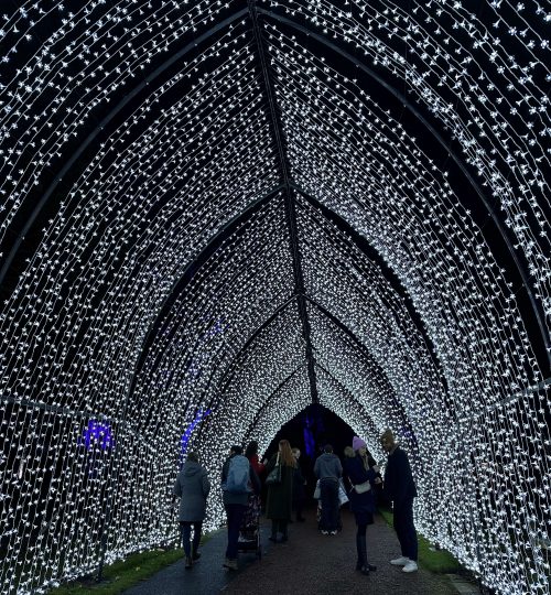 Tunnel illuminato creato da luci bianche con persone sullo sfondo