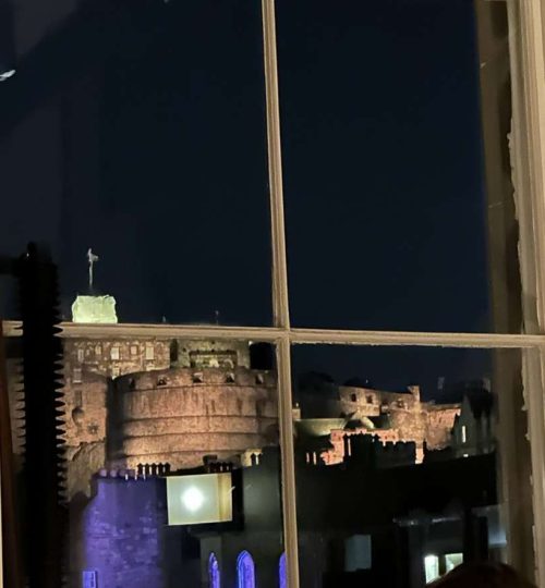 Finestrone su castello Edimburgo di notte